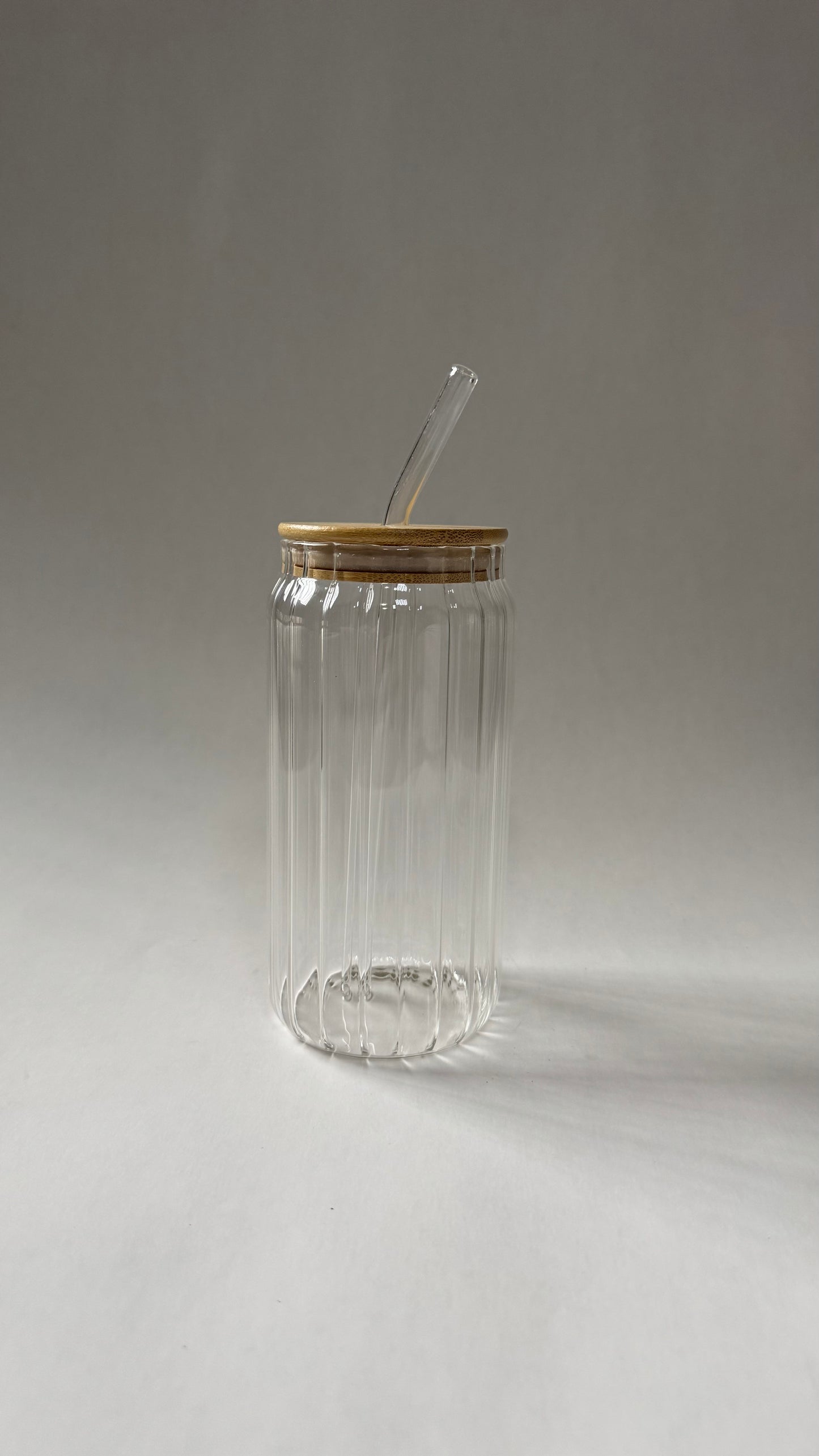 Vaso con tapa y cañita con líneas